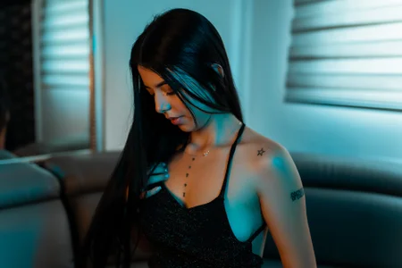 NicolRoss_ Public Pic 2