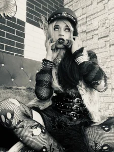 silacitex_effy Between black lips, intense looks and a touch of madness... tonight I will be your favorite temptati Foto 2