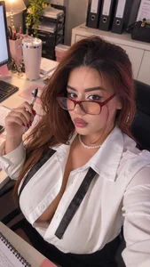 Miamontoya Shall we discuss my performance, Boss... behind closed doors? 🥵🔥 Foto 2