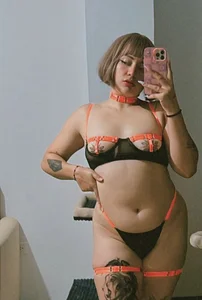 annika_taylor 🖤🧡 Pic 2