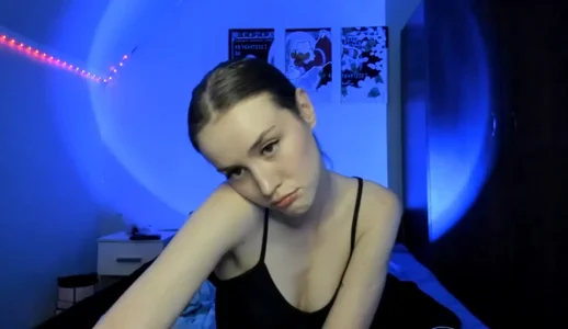 tinyglow Sad. Nobody talk to me.. Empty chat room. slika