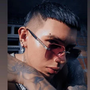 me de Scook_Gray_  5 Imagens