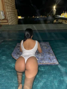 _charlotte18 Public Pic 6