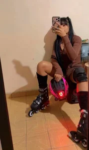 Zdjęcia EmmaEbony_ Skating and leaving a little mystery… 🛼😉✨:  2
