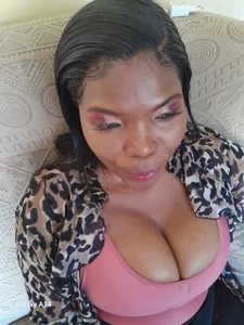BustyEbonyMilf Public  5. fénykép