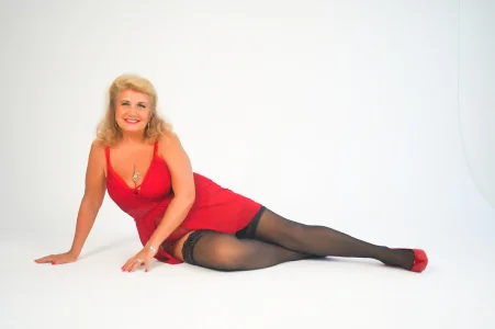 BustyGrannyMaggie Modelling Pic