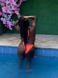 In the pool 💦 de NaiaraMasson_  3 Imagens