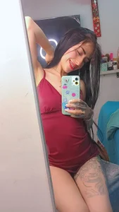 ZoeDeeutch_ Public Pic 5