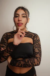 JuliCorrea_ the black looks nice on me 🌸 Pic