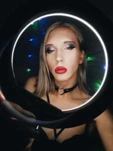 IvyJoys: Winter ts girl on webcam ( 2 фото)