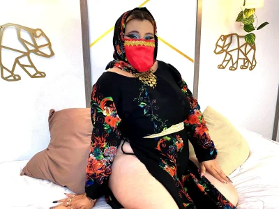 SalmaZamann dressed in flowers Pic 4