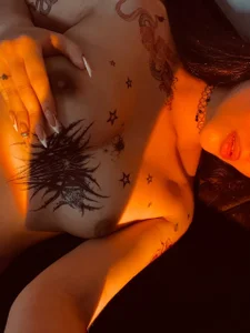 lara_madissonのshow tatto😈の 3枚の写真