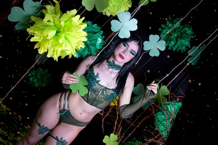 Arii_moon 🌈 "I'm still naked under the clover..." 😈 Pic 4