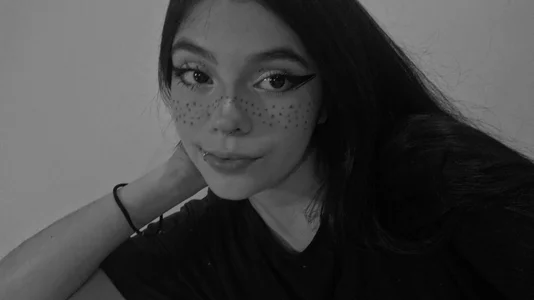 cutee_andrea Soft look, wild thoughts… 🖤🤍 Pic