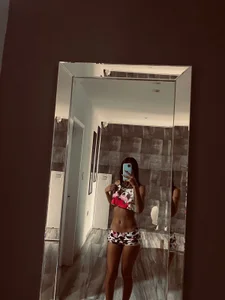 Onlyy_girlss Mía Pic 3