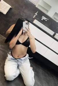 sussie_thompsom shy Pic