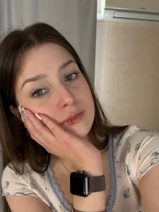 DeanUnnold attractive student зображення 3