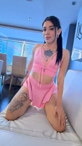 Charlotte_Reed Pink might be my new favorite color. - {count, plural, one {תמונה אחת} two {שתי תמונות} many {# תמונות} other {# תמונות}}
