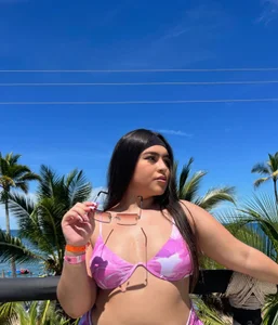 lynda_west enjoying the beach 🌴 Pic 2