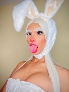 liagirl_cuteのWill you let me be your bunny and eat your carrot?の 2枚の写真