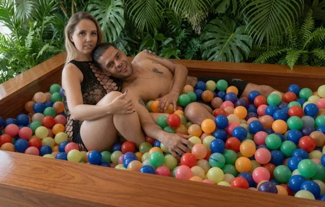 Mia_and_Erick “Today we feel naughty, come to find out why?” 😏🔥 Billede