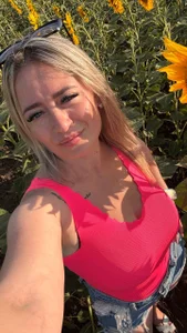 KriisKiss Chris in a field of sunflowers Billede 2
