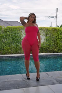 Amiraxevans Poolside 🌴 Pic 3