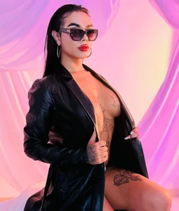 tinaqueen_noaのThis Valentine's Day I don't promise flowers... I promise a temptation that you won't be able to ignの 2枚の写真