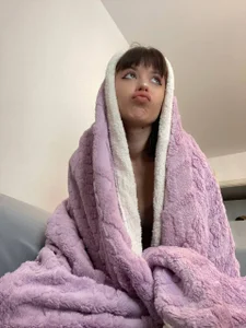 chloe_dreammm imagine me and you on a cold evening under a warm blanket^^ Immagine  4