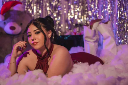 Maaiitee Under the Mistletoe ✨💋🌲 Pic