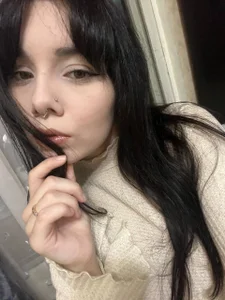 alicehollywood cozy sweater Pic 3
