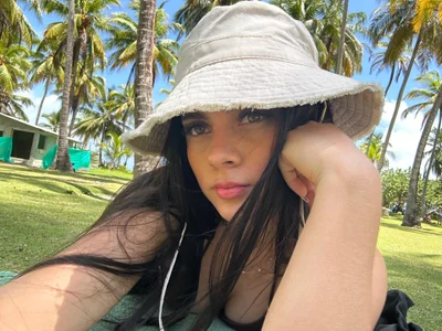 Amy-Saenz on the beach Pic