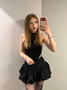 AveryBerksonのblack outfitの 4枚の写真