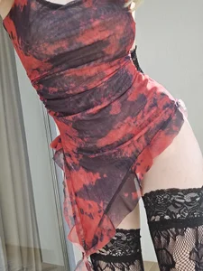 ElswythCovil red dress รูป  4