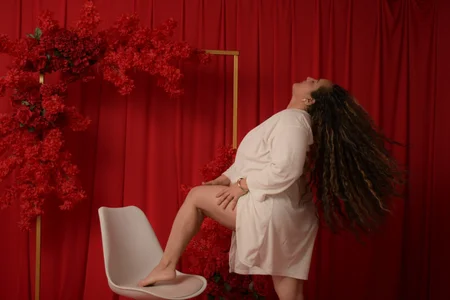 You saw me white, but desire burns me.🤍 de niraksil Foto 8