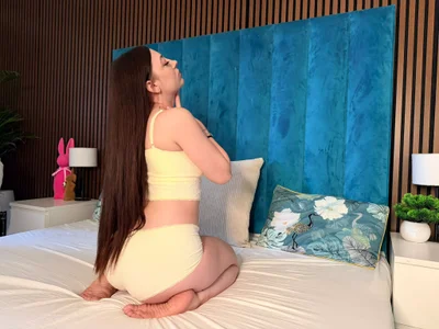 JessicaMoriSexy new model in yellow hot outfit Bild 5