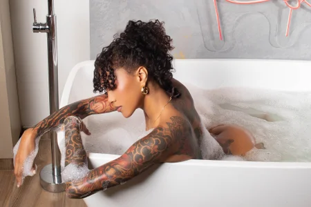 Wet in the Tub 💦 de LizStorm_ Foto 3