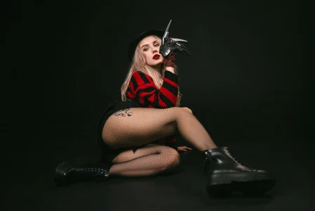 LianaFord Spooky but sexy curves Poză 4