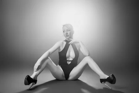 LaraLanee B&W lust Pic 4