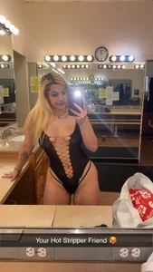 Miaaasturbate Public Pic 4