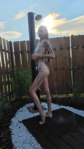 LessiaMiaのOutdoor dusche Bikiniの 3枚の写真