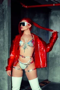 LeaThompson Cyber red Foto 9