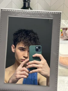 curly haired 🧑‍🦱 de nixyasebe  5 photos