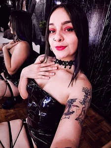 KARINNA__RAVEN Public Pic 2