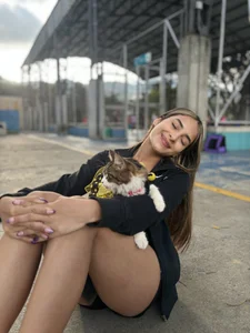 sammy_laszlow kullanıcısının Photos with my cat Zully on Halloween albümü -  2 fotoğraf