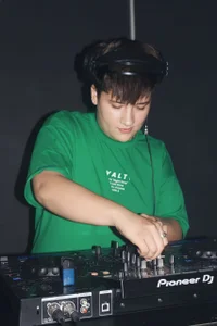 _AlexMorrisのMy big hobby is being a DJ. Do you know what genre I play?の 2枚の写真