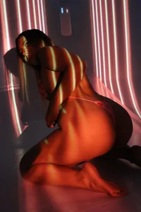 Neon temptation de MaddieTease  7 Imagens