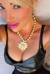 Horny-Bonnie-blondePublic Bild 5