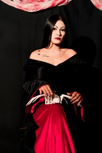 Morticia A. Addams ⚔️🌹🕸️ de AlannaGil  5 Imagens