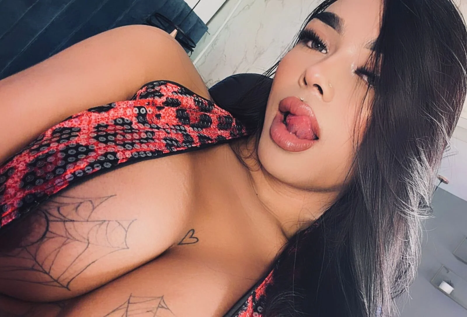 Do you dare to discover my naughty side? 🔥 de tinaqueen_noa Foto 2